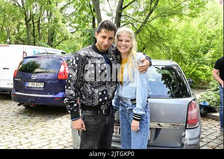 Adonist Jovanovic aka Dean und Katharina Kock aka Toni am Set bei Dreharbeiten zur Reality-Daily-Soap `Berlin - Tag und Nacht`am Paul-Lincke-Ufer. Berl Stockfoto